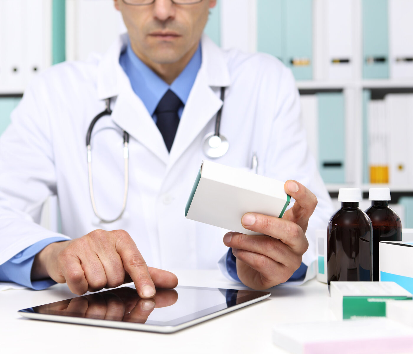 Apotheker löst ein E-Rezept auf seinem Tablet ein