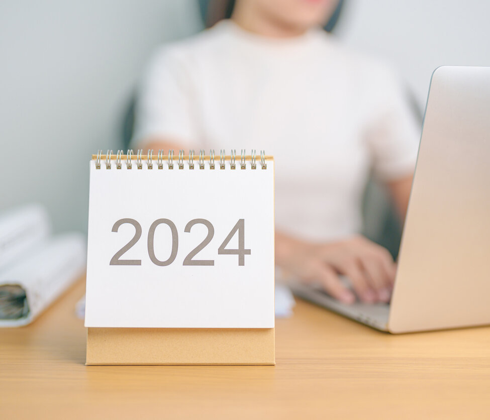 Un calendrier 2024 sur une table