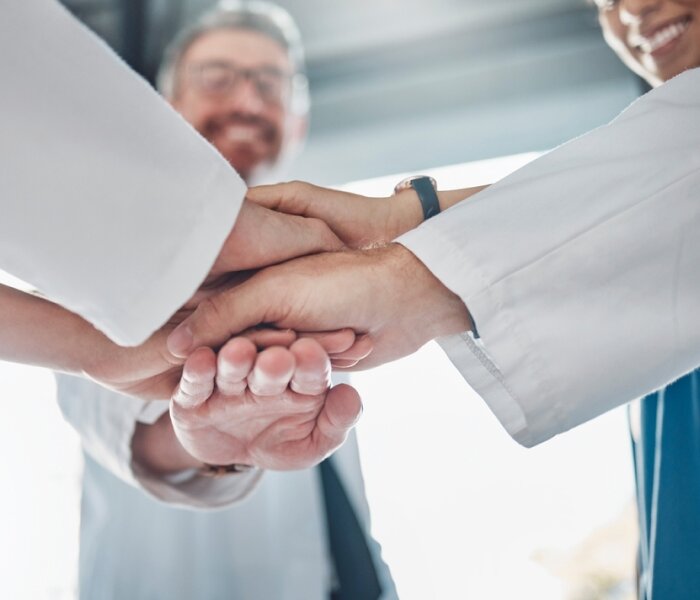 Gesundheitsfachpersonen arbeiten zusammen