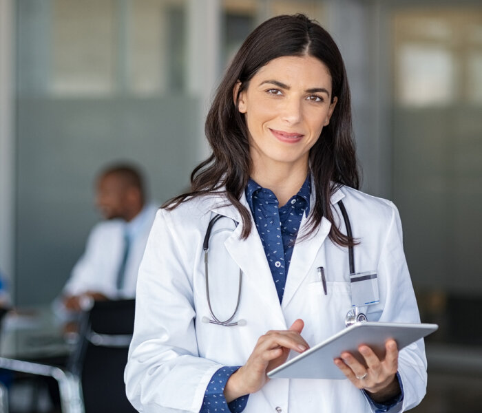 médecin avec tablette