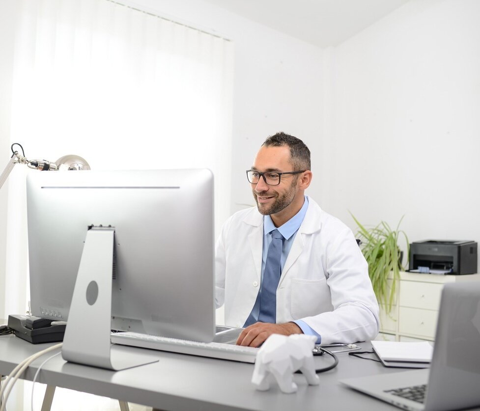 Médecin au ordinateur
