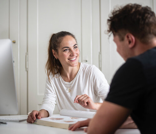 Professionnelle de la santé parle avec un patient