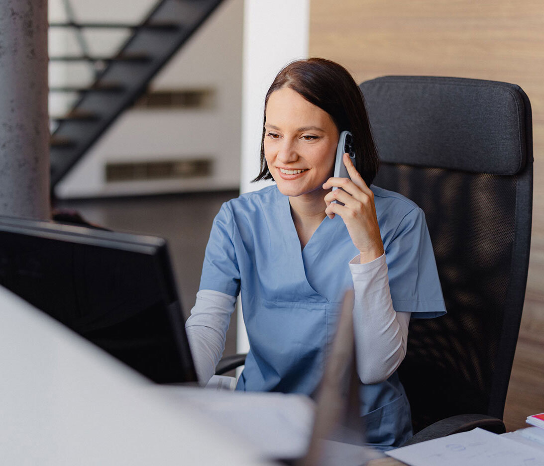 Medizinische Praxisassistentin am Telefon