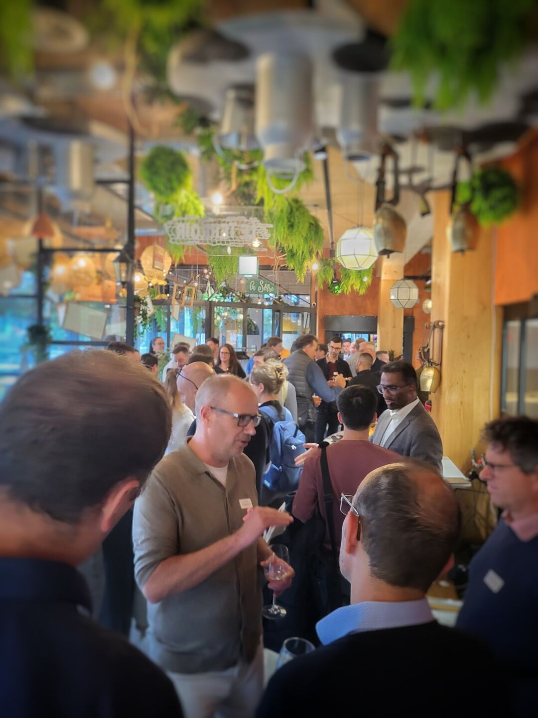 Menschen beim Apéro