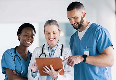 Ärzte schauen auf ein Tablet