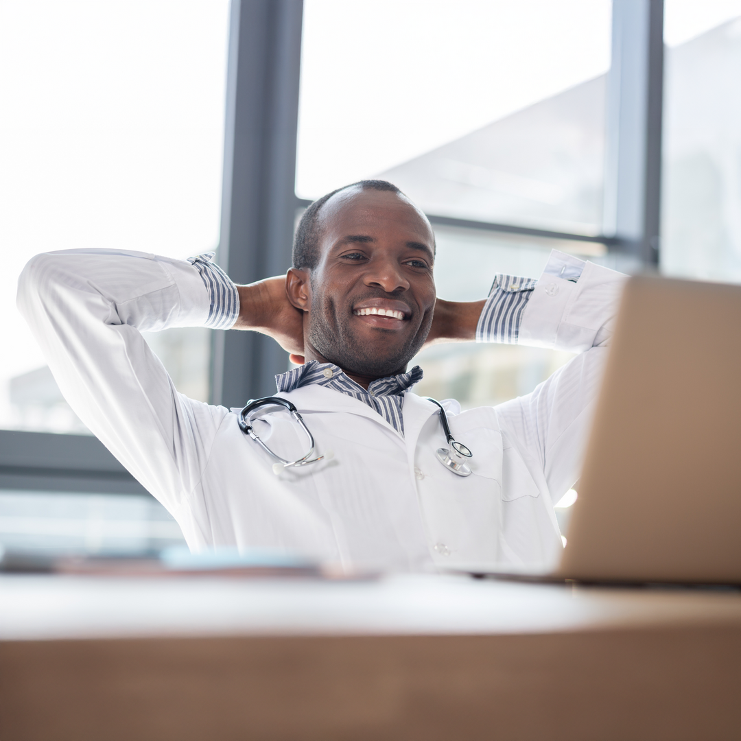 Médecin content devant son ordinateur