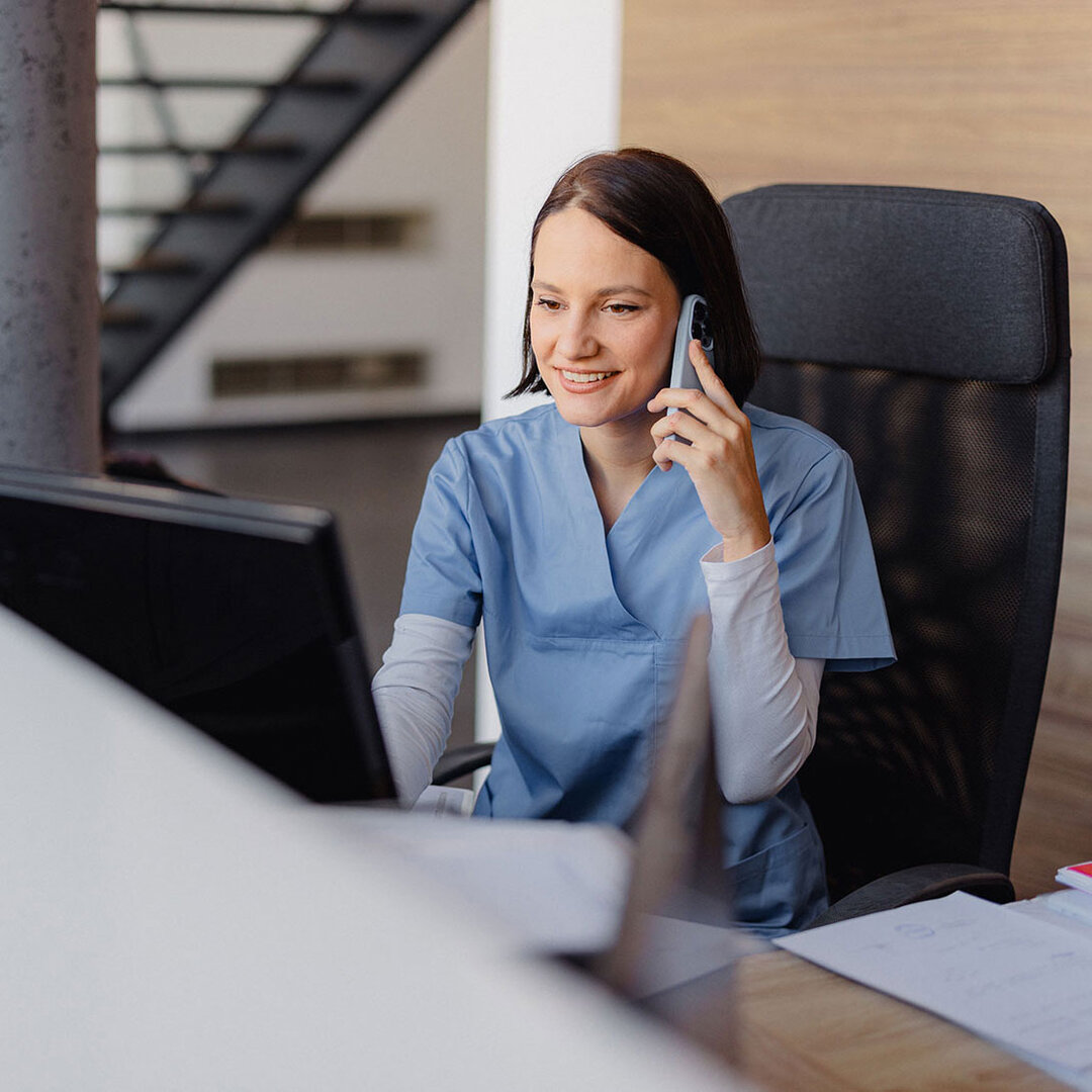 Assistante médicale au téléphone
