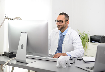 Médecin utilisant un ordinateur