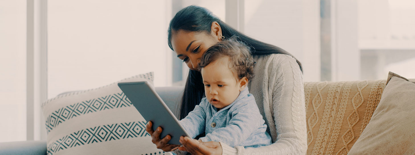 Mutter mit Kind am Tablet