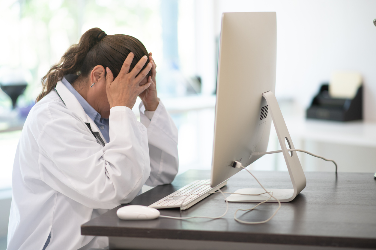 Deprimierte Ärztin vor Computer